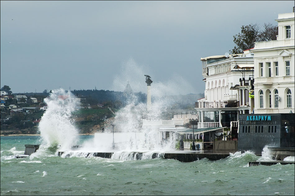 Алушта штормит. Водная атака.